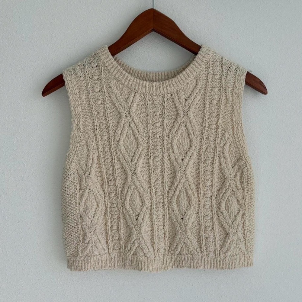 Universal Threads cream cropped cable knit sweater vest